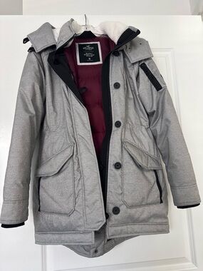 Hollister women’s Light Gray Puffer Parka with Burgundy Lining